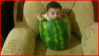 Bebé disfrutando de sandía Bebé disfrutando de sandía