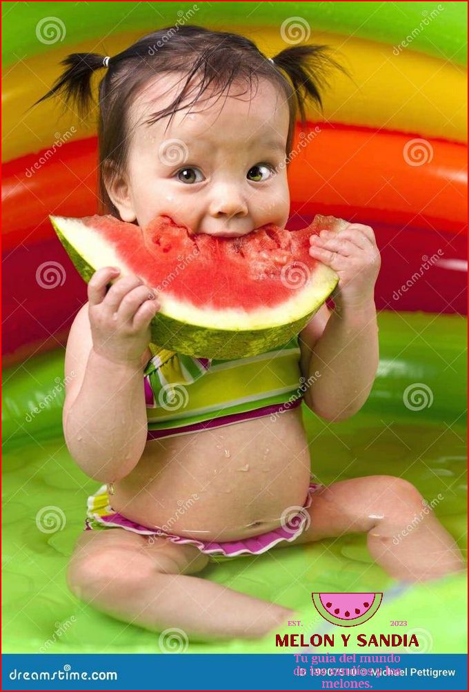 Bebé disfrutando de sandía Bebé disfrutando de sandía