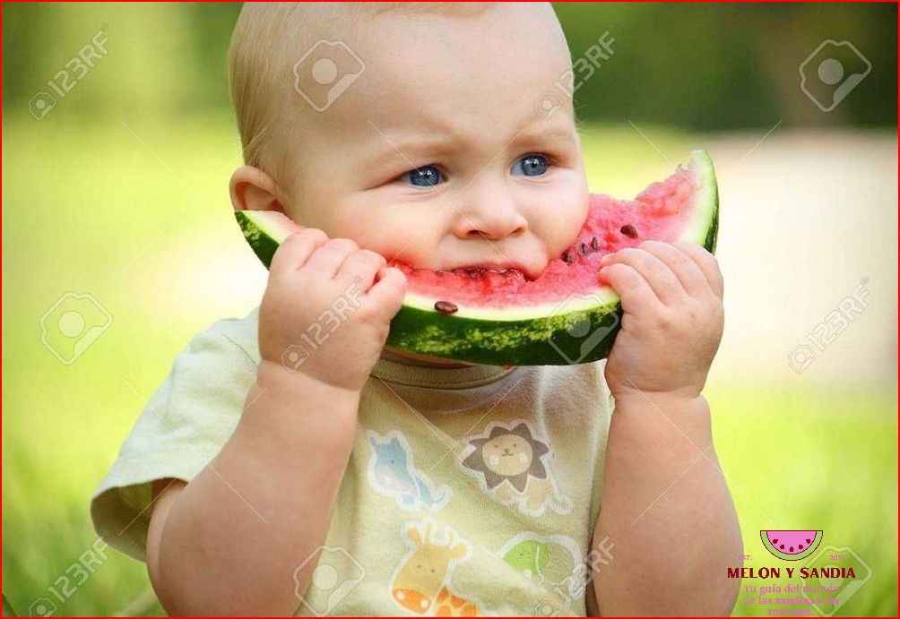 Bebé disfrutando de sandía Bebé disfrutando de sandía